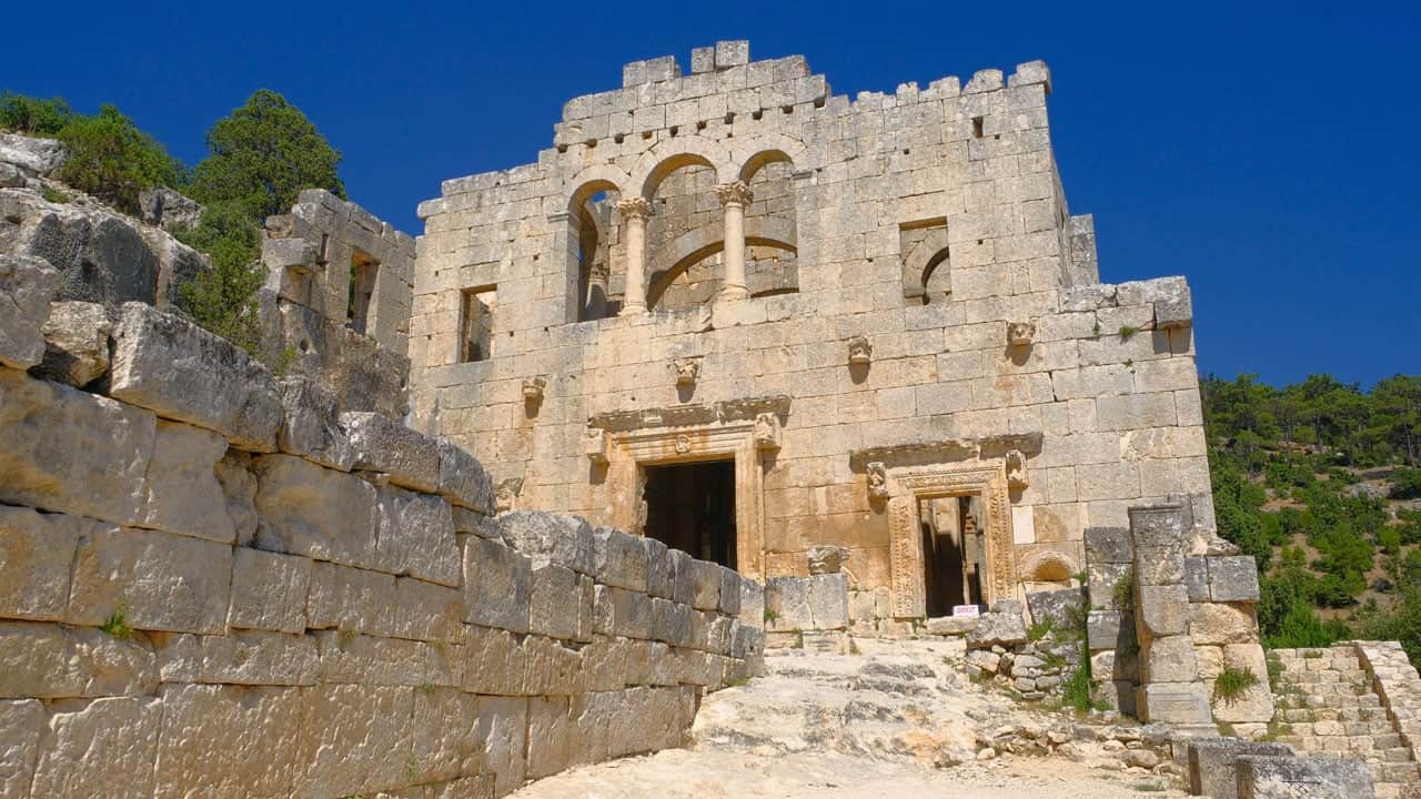 Sıcaklara rağmen dolup taşıyor! "Mersin’in Ayasofya’sı" 15 asırdır zamana meydan okuyor