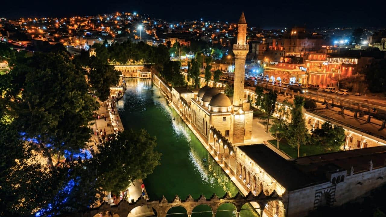 Sıcaklık 45 dereceyi aştı! Turistler gece gezisine yöneldi