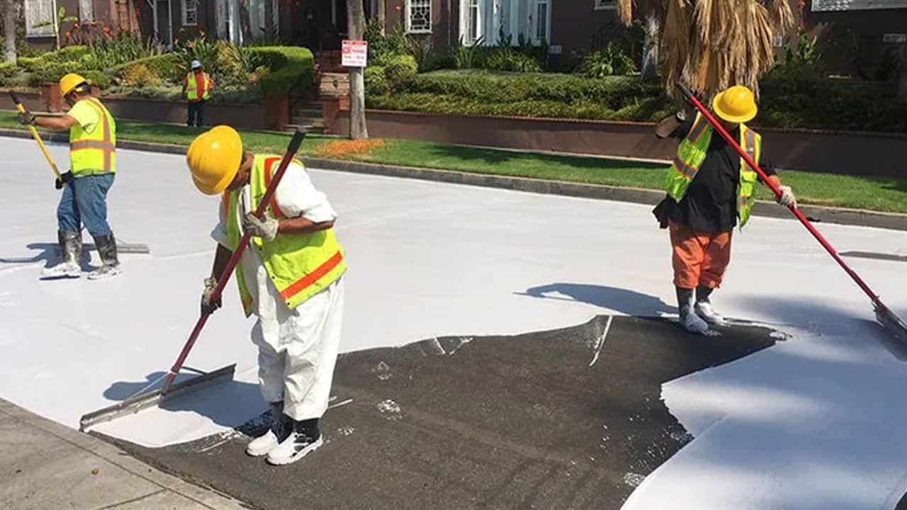 Foto - Sıcaklık 6 derece düştü! Sokaklardaki asfaltları griye boyuyorlar 