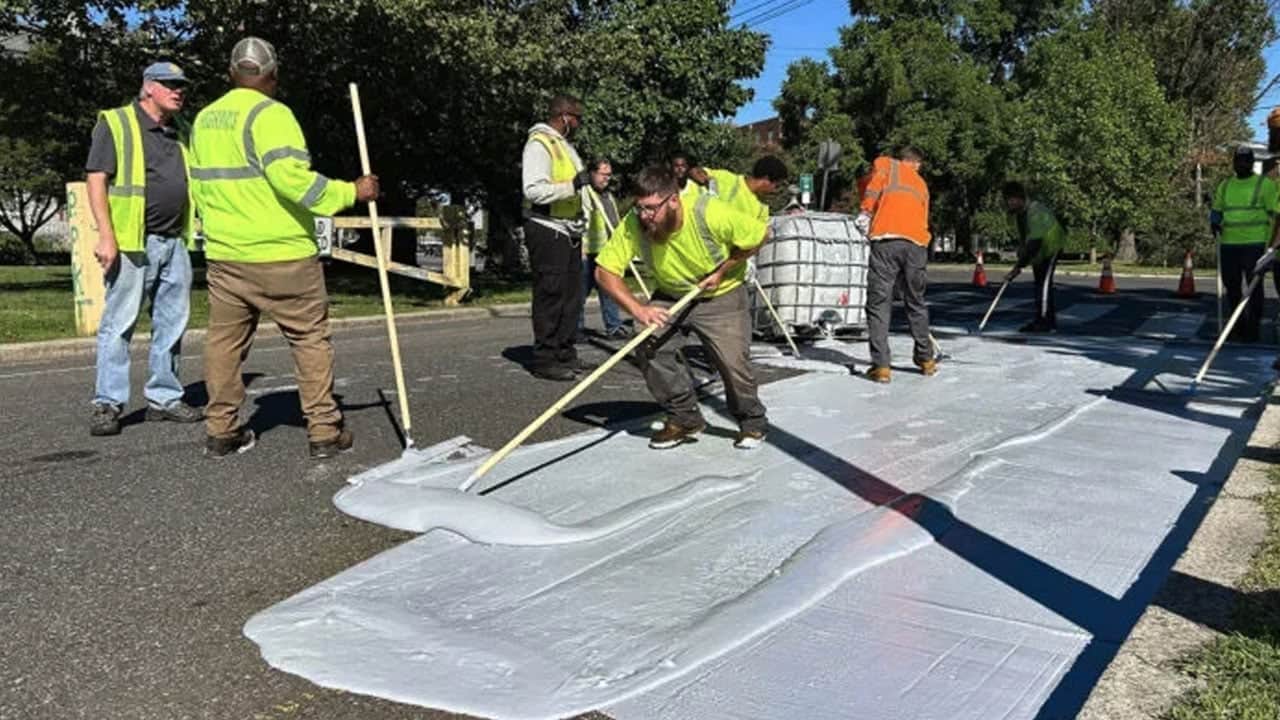 Foto - Sıcaklık 6 derece düştü! Sokaklardaki asfaltları griye boyuyorlar 