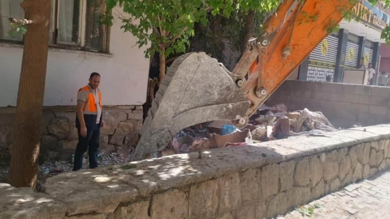 Foto - Siirt’te şaşırtan görüntü! Evden 2 kamyon çöp çıktı