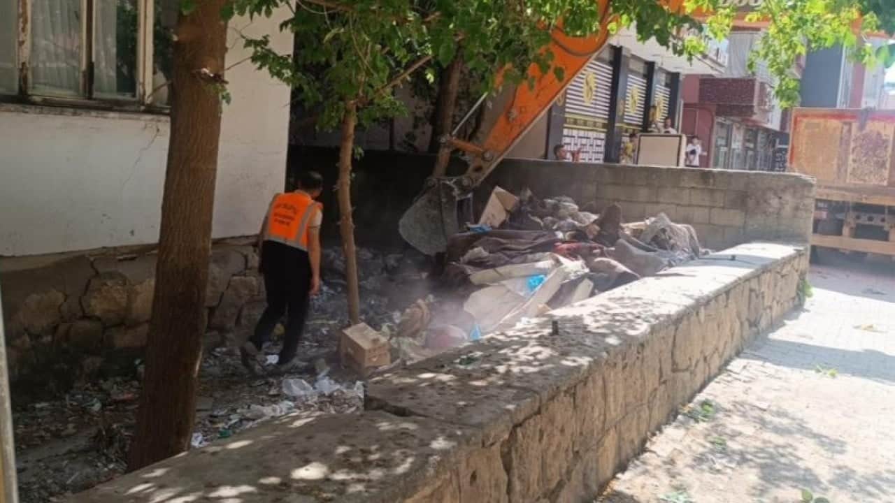 Foto - Siirt’te şaşırtan görüntü! Evden 2 kamyon çöp çıktı