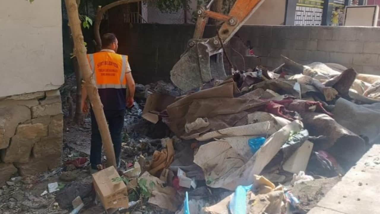 Siirt’te şaşırtan görüntü! Evden 2 kamyon çöp çıktı