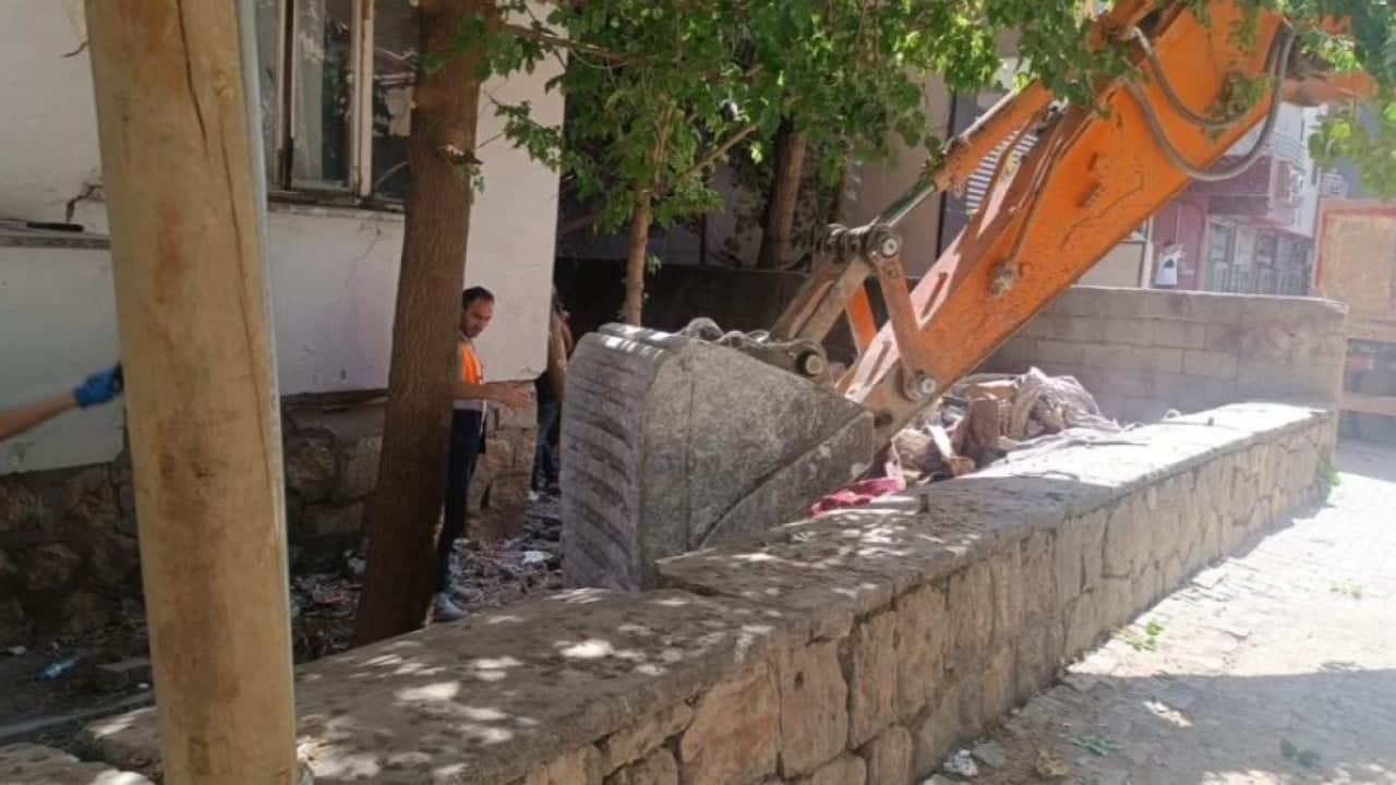 Foto - Siirt’te şaşırtan görüntü! Evden 2 kamyon çöp çıktı