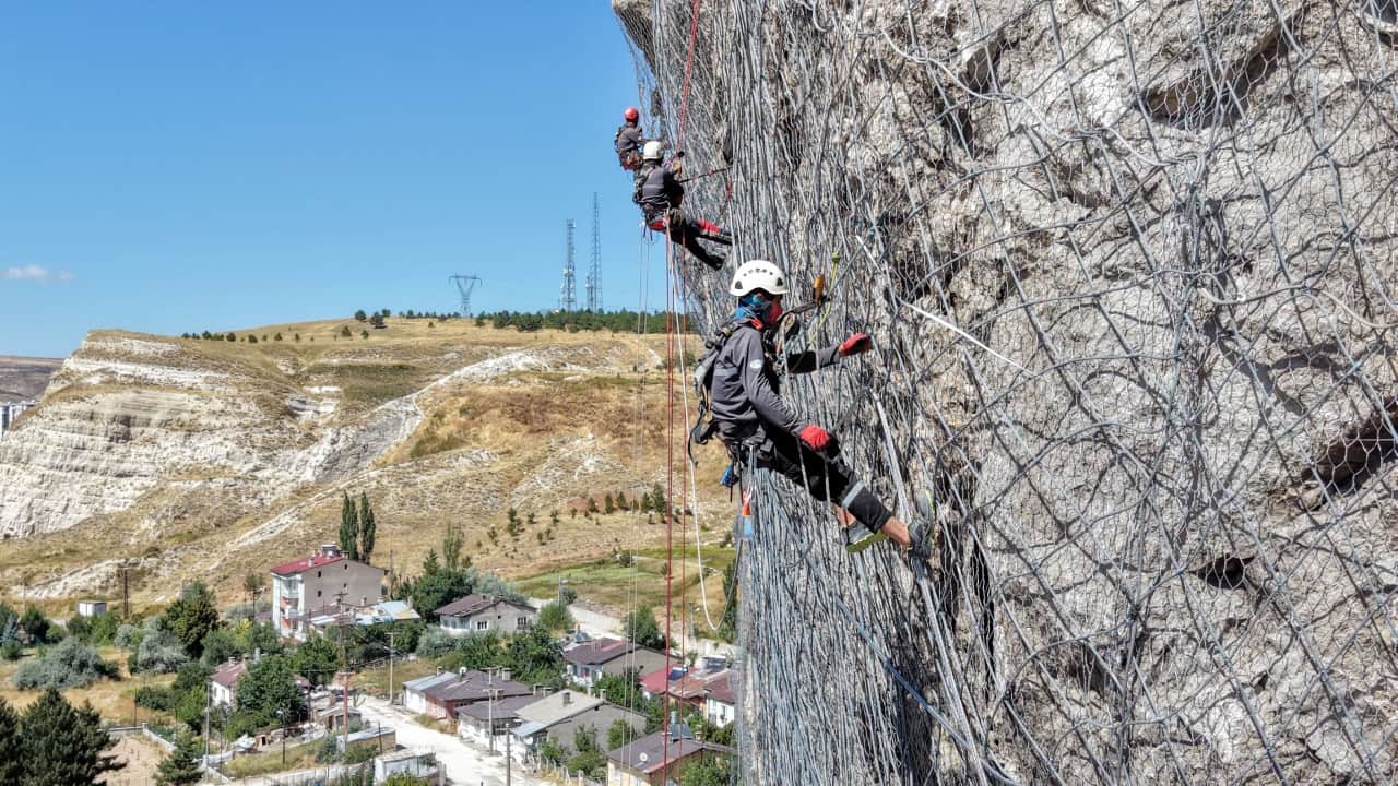 Foto - Sivas'ın sembolüne koruma kalkanı Yukarı Tekke kayalıkları çelik ağlarla örüldü