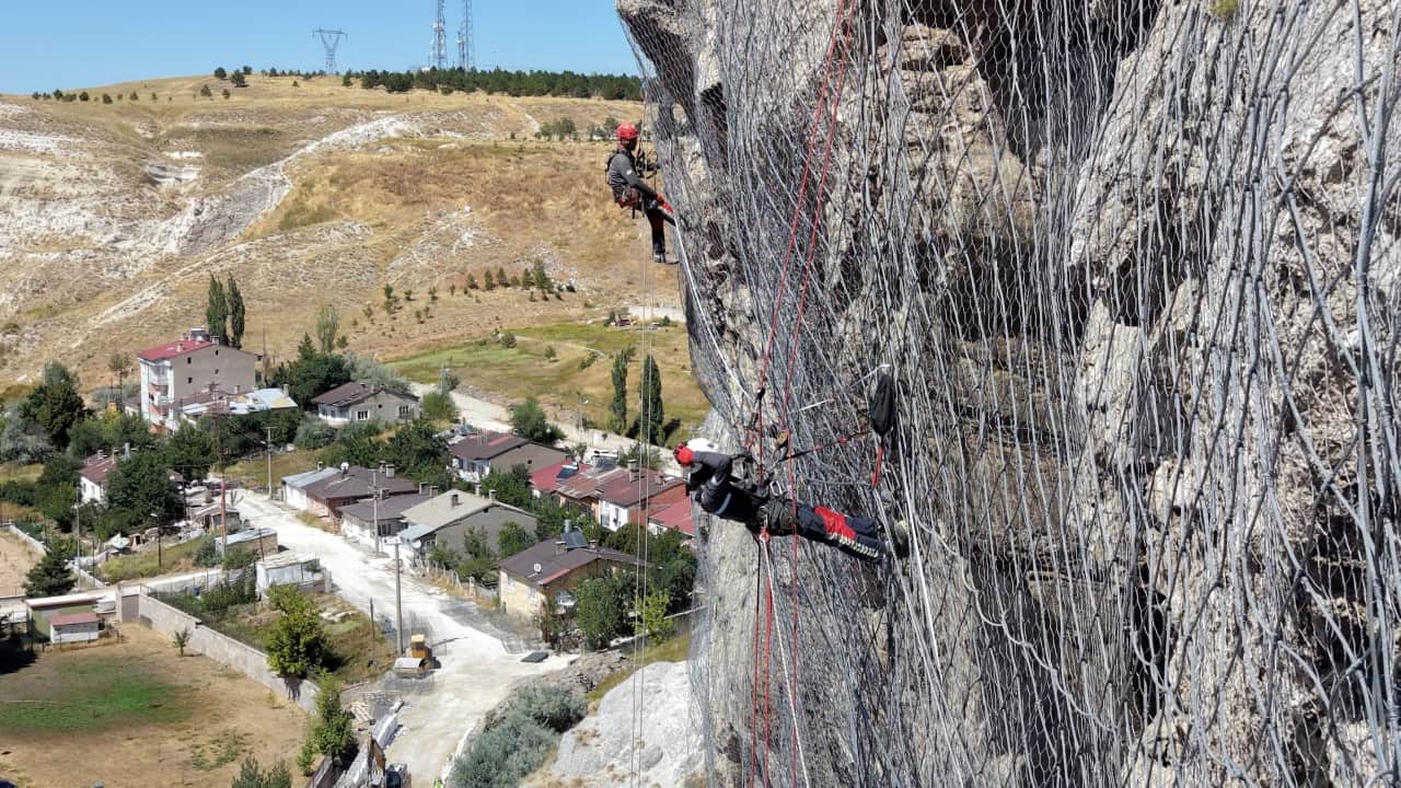 Foto - Sivas'ın sembolüne koruma kalkanı Yukarı Tekke kayalıkları çelik ağlarla örüldü