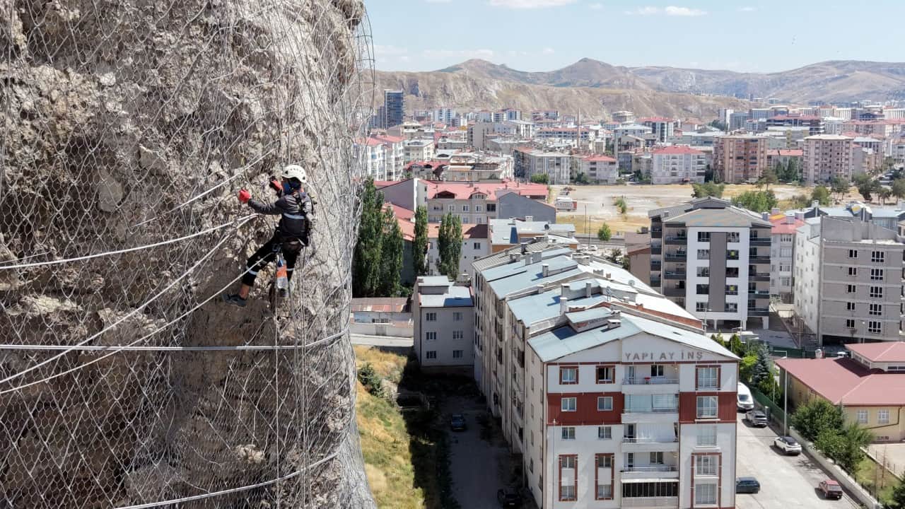 Foto - Sivas'ın sembolüne koruma kalkanı Yukarı Tekke kayalıkları çelik ağlarla örüldü
