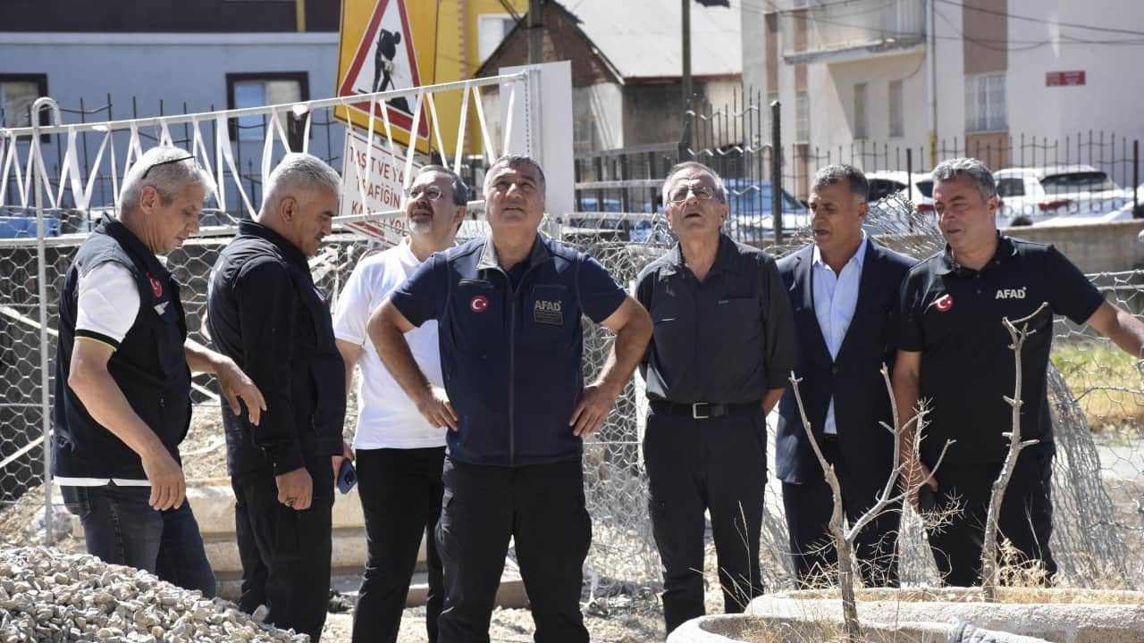 Foto - Sivas'ın sembolüne koruma kalkanı Yukarı Tekke kayalıkları çelik ağlarla örüldü
