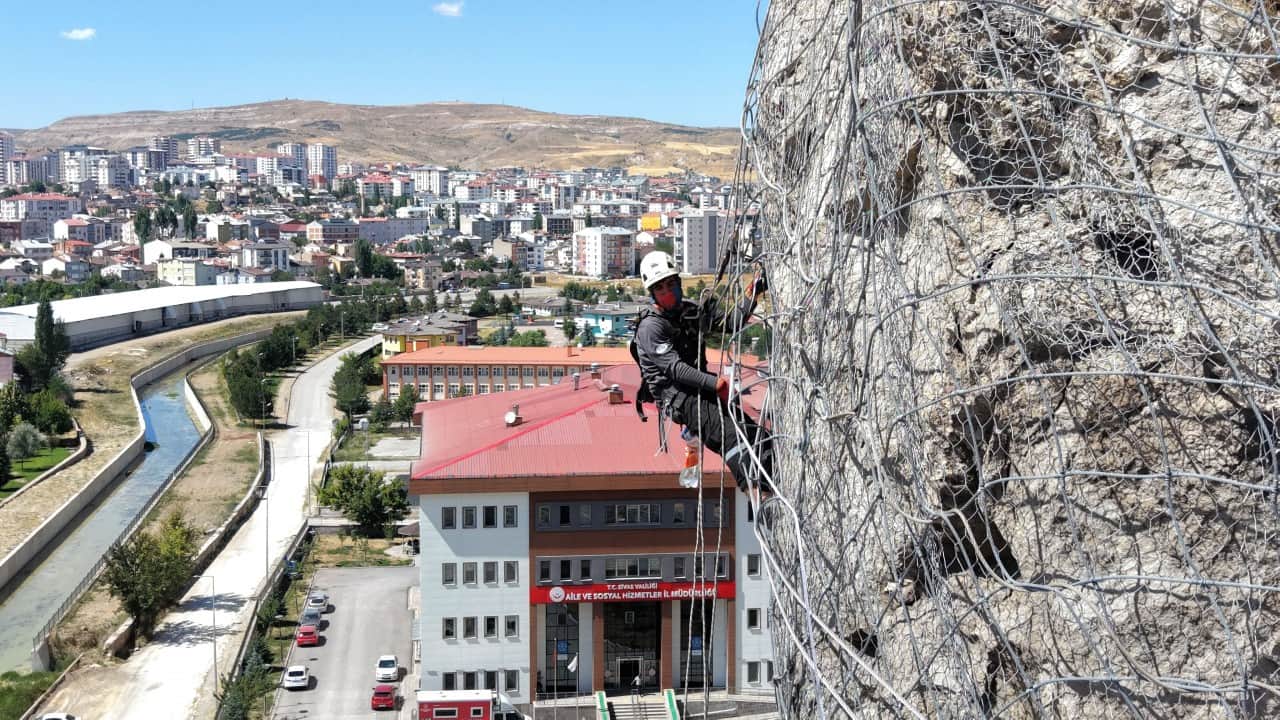 Foto - Sivas'ın sembolüne koruma kalkanı Yukarı Tekke kayalıkları çelik ağlarla örüldü