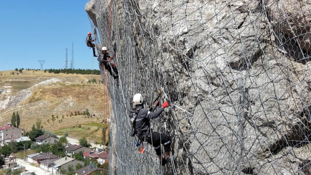 Sivas'ın sembolüne koruma kalkanı Yukarı Tekke kayalıkları çelik ağlarla örüldü