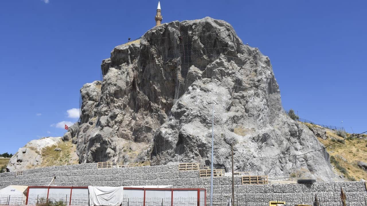 Foto - Sivas'ın sembolüne koruma kalkanı Yukarı Tekke kayalıkları çelik ağlarla örüldü