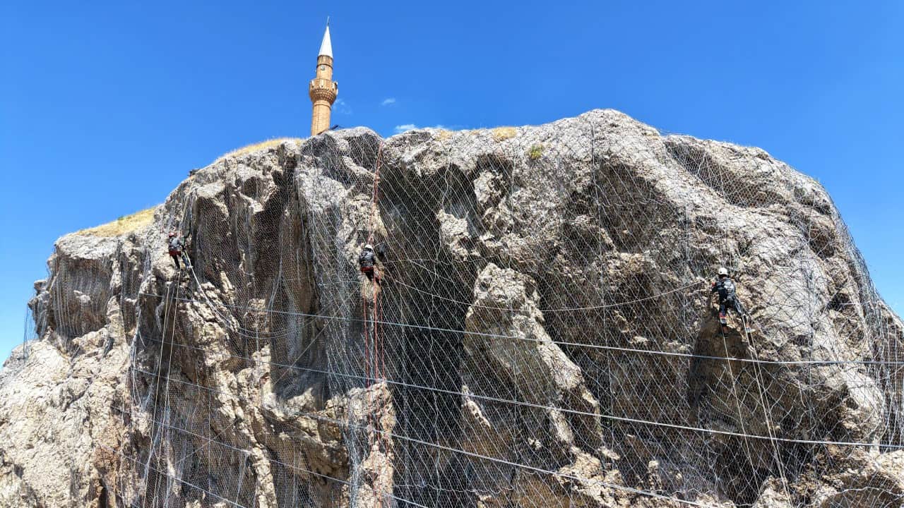 Foto - Sivas'ın sembolüne koruma kalkanı Yukarı Tekke kayalıkları çelik ağlarla örüldü