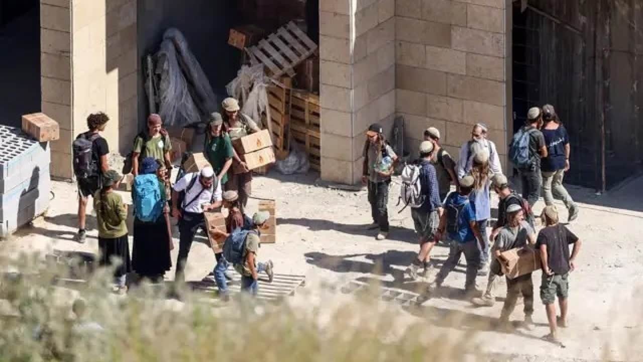 Foto - Siyonist İsraillileri araç olarak kullanıyor Önce köpeklerini salıyor sonra işgal ediyor