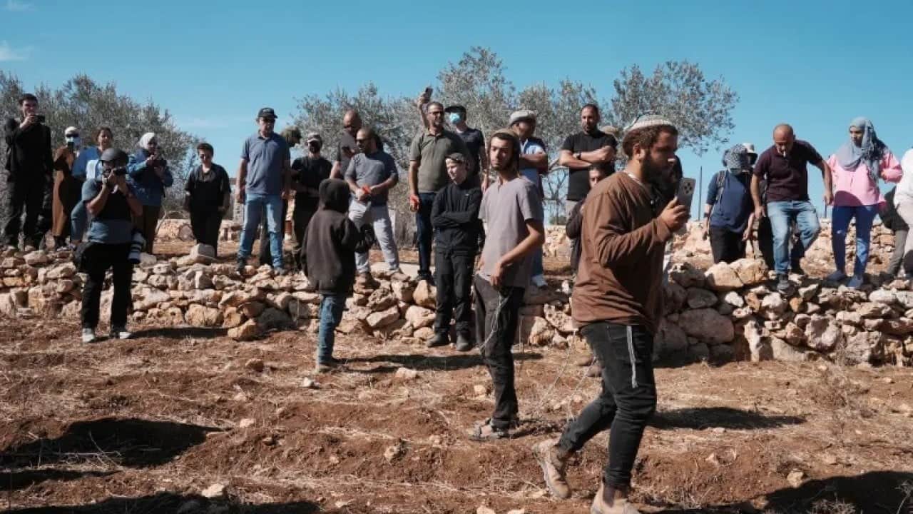 Foto - Siyonist İsraillileri araç olarak kullanıyor Önce köpeklerini salıyor sonra işgal ediyor