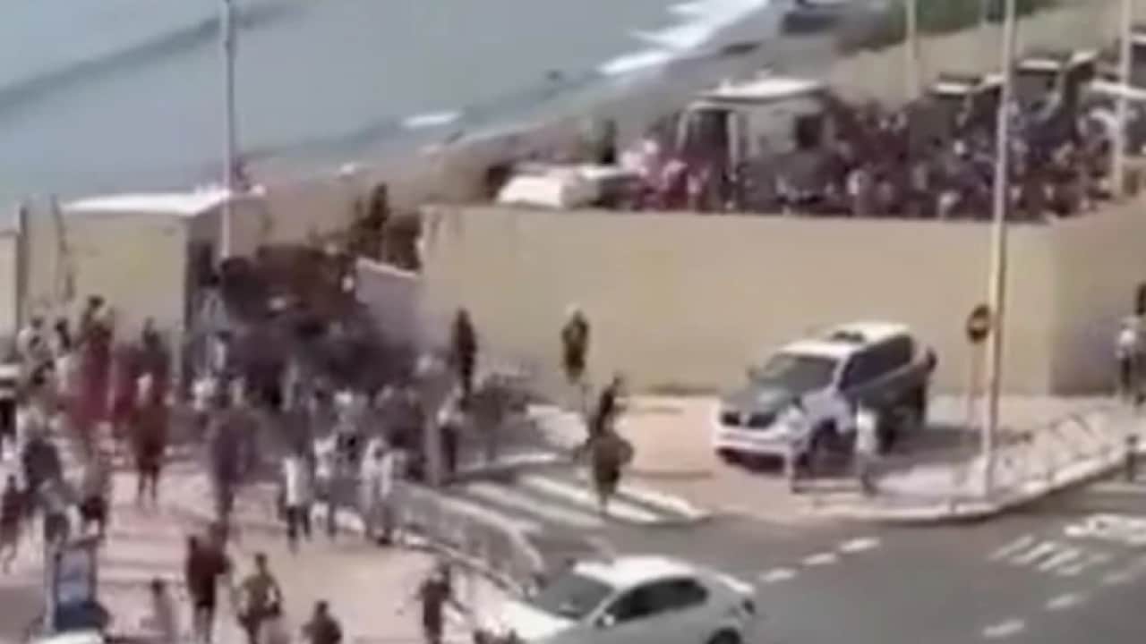 Foto - Siz misiniz Türkiye'yi sokmayan: Faslı göçmenin görüntüsü Avrupa'yı salladı!