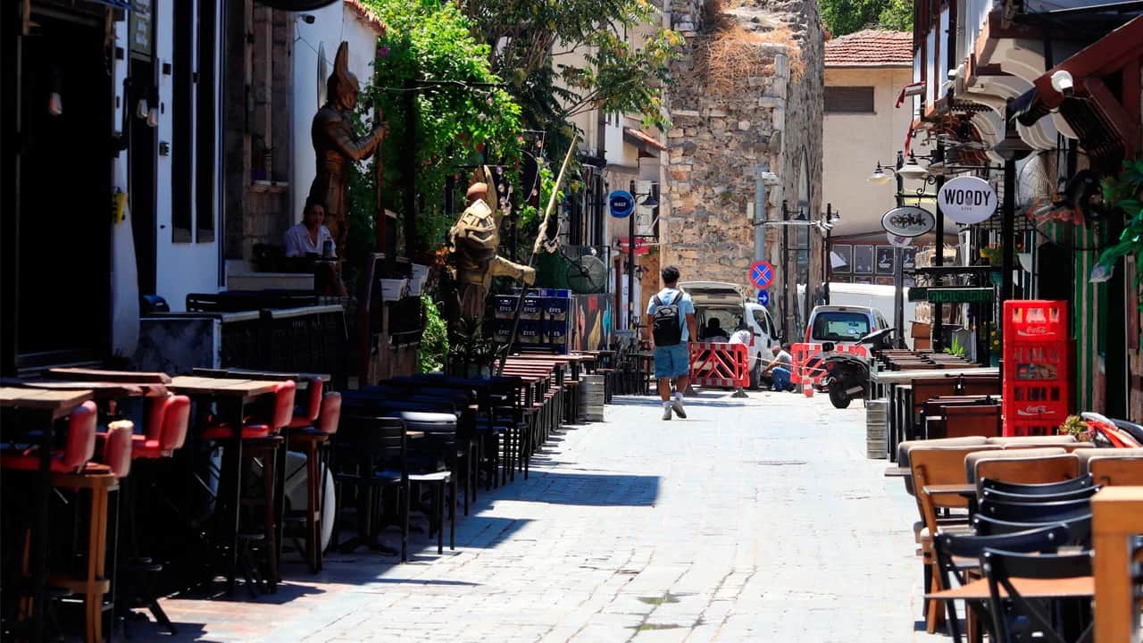 Sokaklar boş kalmıyor! Hava kararınca nüfus 100 katına çıkıyor
