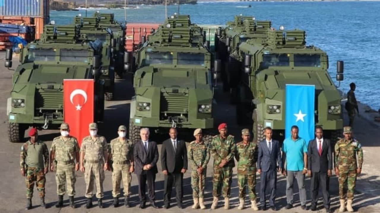 Foto - Somali'de sıcak saatler: Türkiye kritik savunma ürününü gemiyle ülkeye yolladı