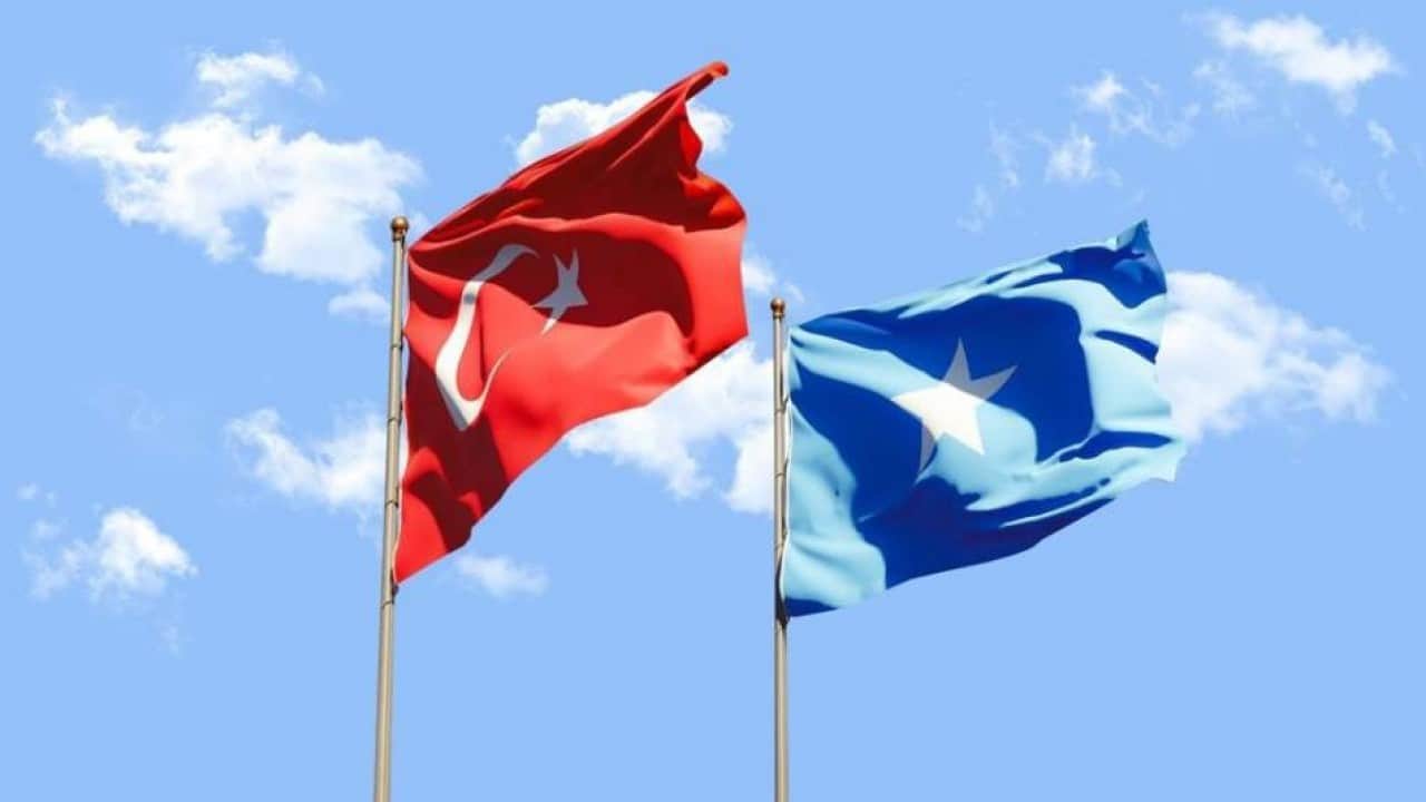 Foto - Somali'de sıcak saatler: Türkiye kritik savunma ürününü gemiyle ülkeye yolladı