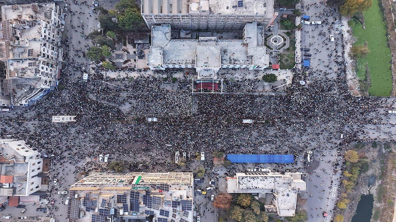 Foto - Suriye’de rejim sonrası ilk yıl! Sokaklar bayram yerine döndü!