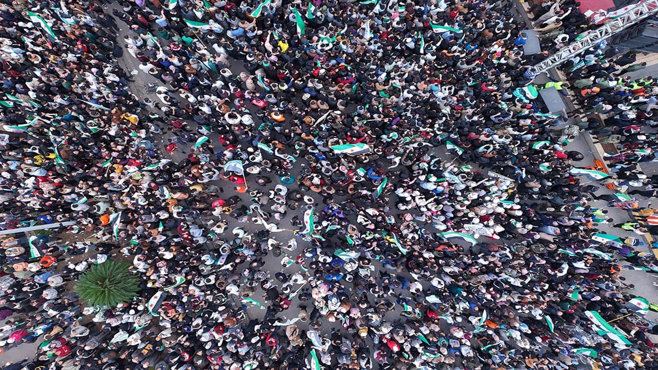 Foto - Suriye’de rejim sonrası ilk yıl! Sokaklar bayram yerine döndü!