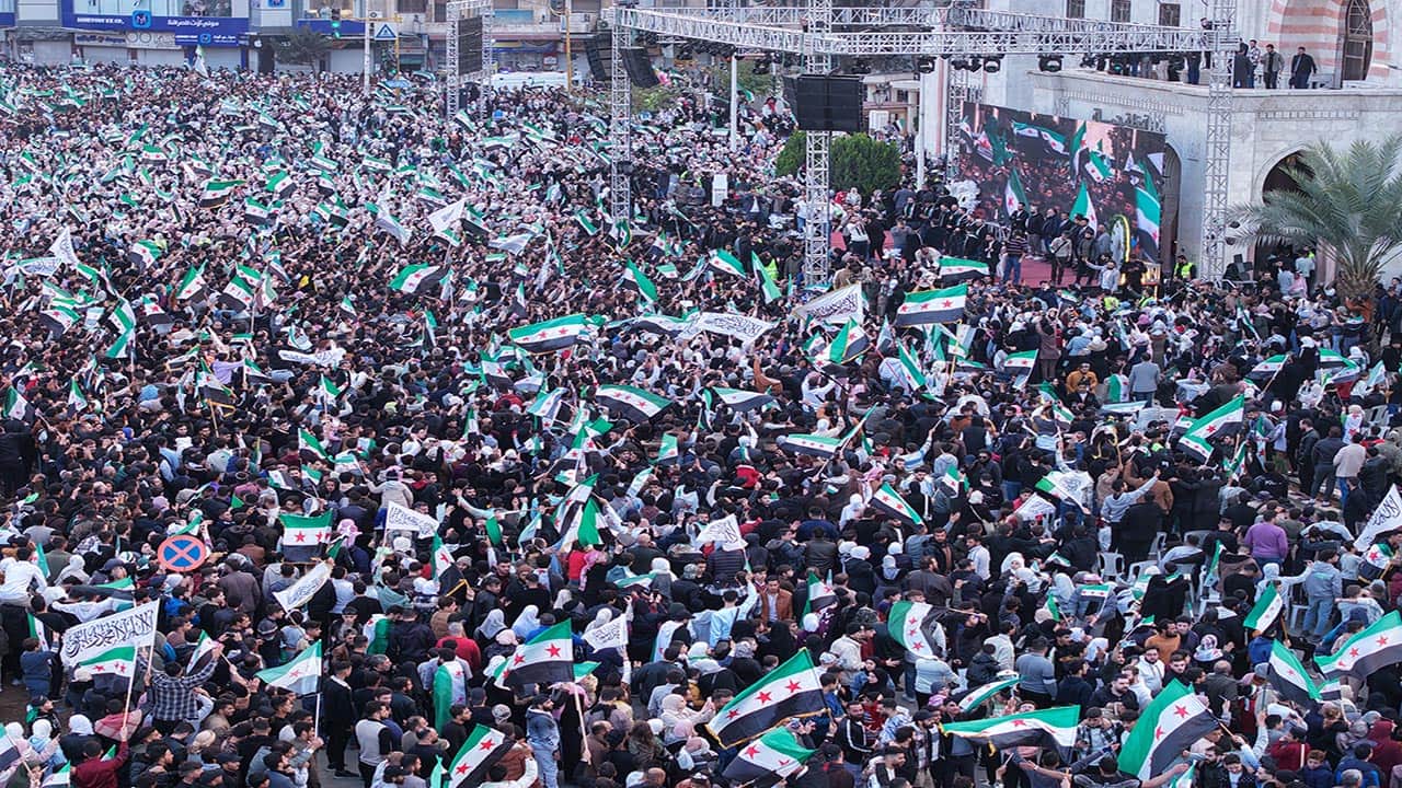 Foto - Suriye’de rejim sonrası ilk yıl! Sokaklar bayram yerine döndü!
