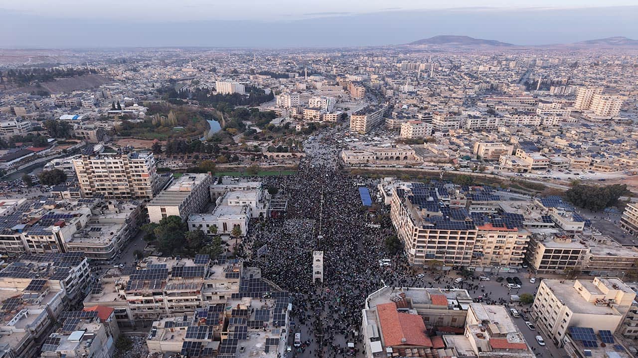 Foto - Suriye’de rejim sonrası ilk yıl! Sokaklar bayram yerine döndü!