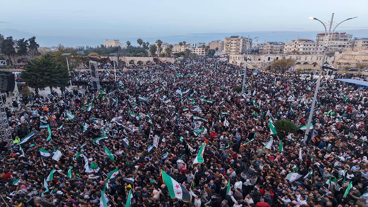 Foto - Suriye’de rejim sonrası ilk yıl! Sokaklar bayram yerine döndü!