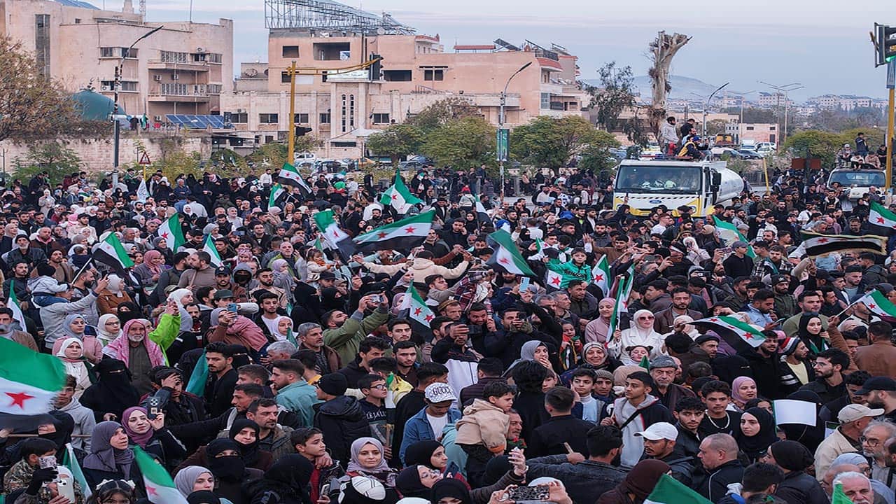 Foto - Suriye’de rejim sonrası ilk yıl! Sokaklar bayram yerine döndü!