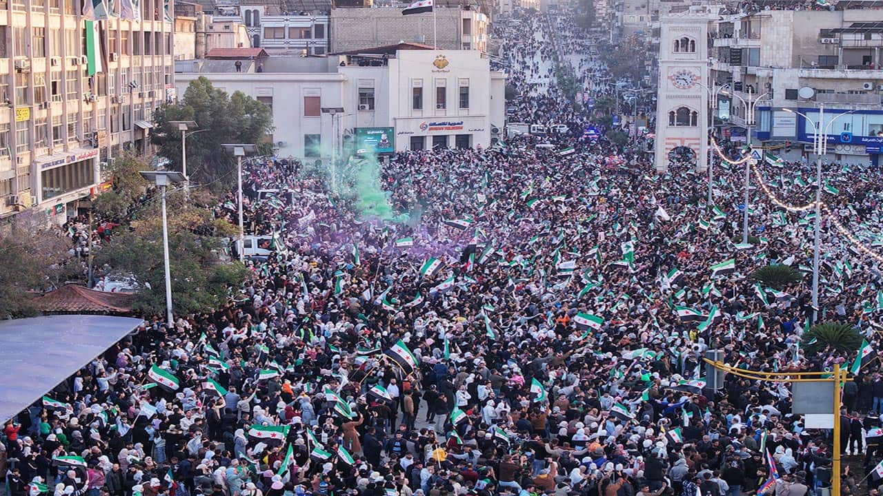 Foto - Suriye’de rejim sonrası ilk yıl! Sokaklar bayram yerine döndü!