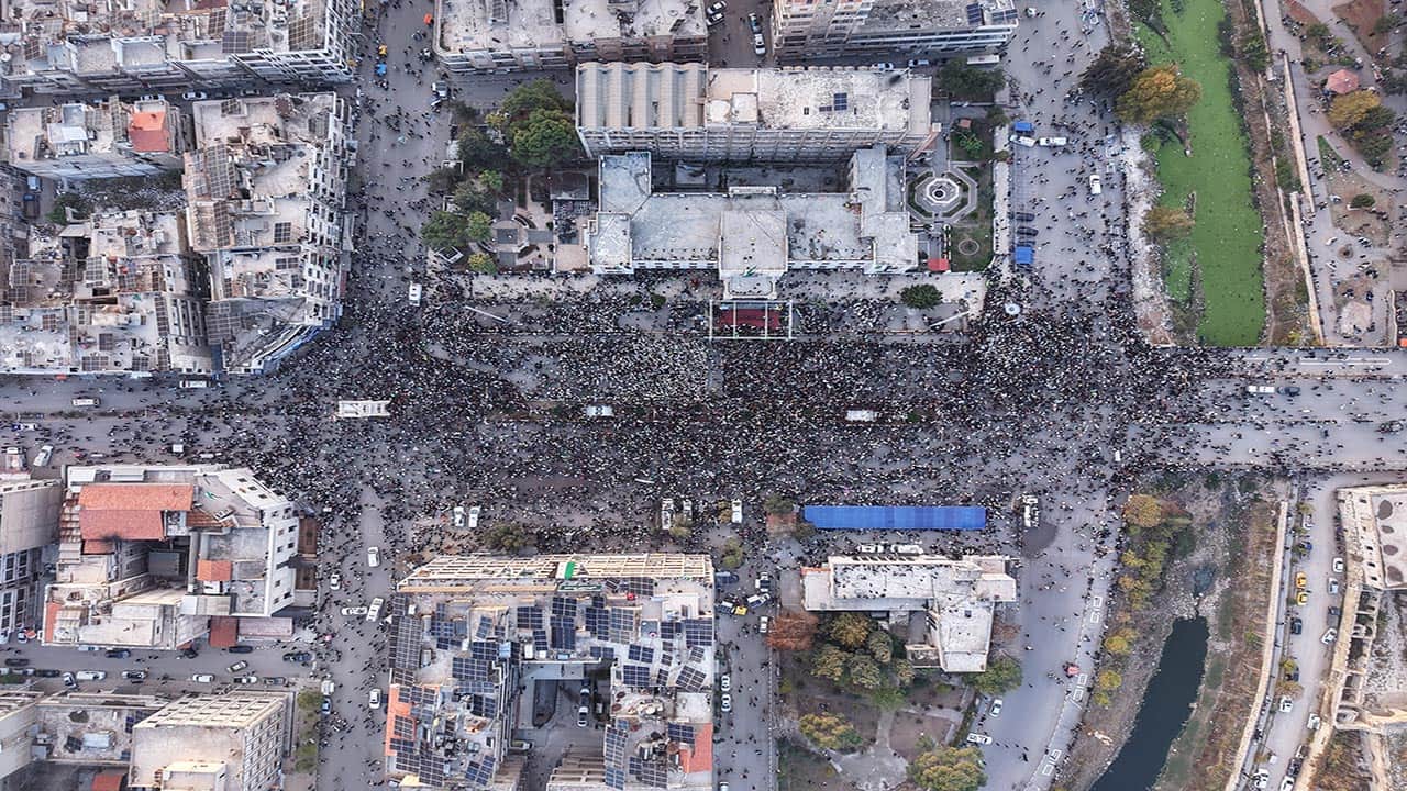 Foto - Suriye’de rejim sonrası ilk yıl! Sokaklar bayram yerine döndü!