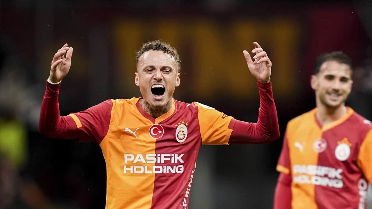 Sürpriz karar çıktı yine: Hem Galatasarayla hem de Ajax'la anlaştı! Transferde ilginç durum