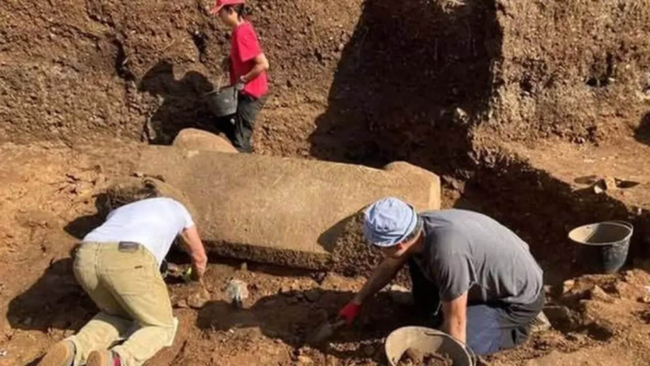 Foto - Tam 3 metre derinlikte bulundu! İşte 1500 yıl mühürlü kalan 5 tonluk lahitten çıkanlar