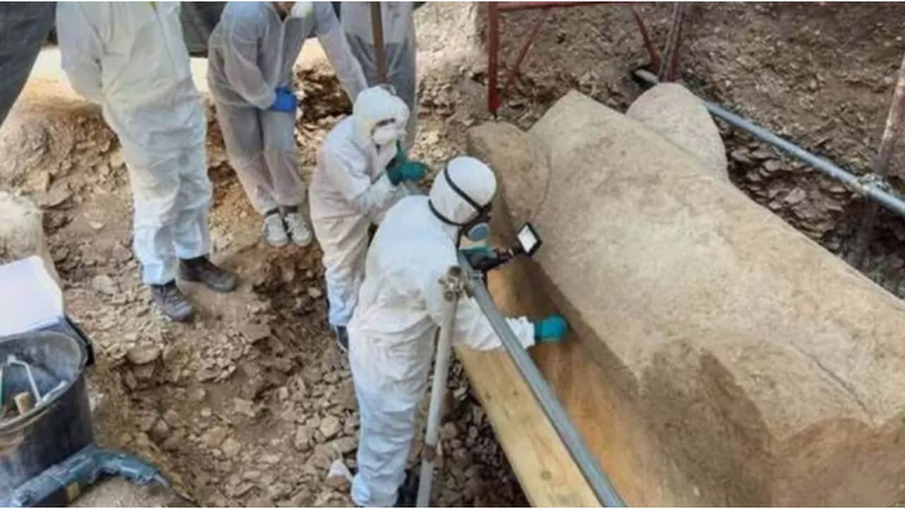 Foto - Tam 3 metre derinlikte bulundu! İşte 1500 yıl mühürlü kalan 5 tonluk lahitten çıkanlar