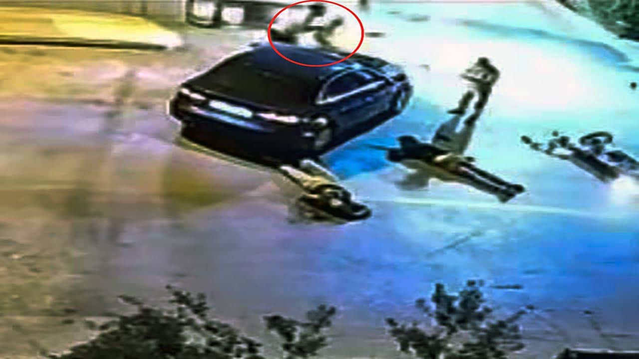 Foto - Tarihe geçecek olay! Kaputtaki çocuğu indirip yaralıları ezerek kaçtı