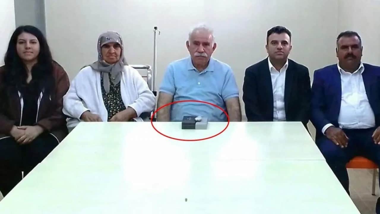 Foto - Teröristbaşının fotoğrafı 10 ay sonra yayınlanmıştı: Öcalan'ın önündeki kutularda bakın ne varmış