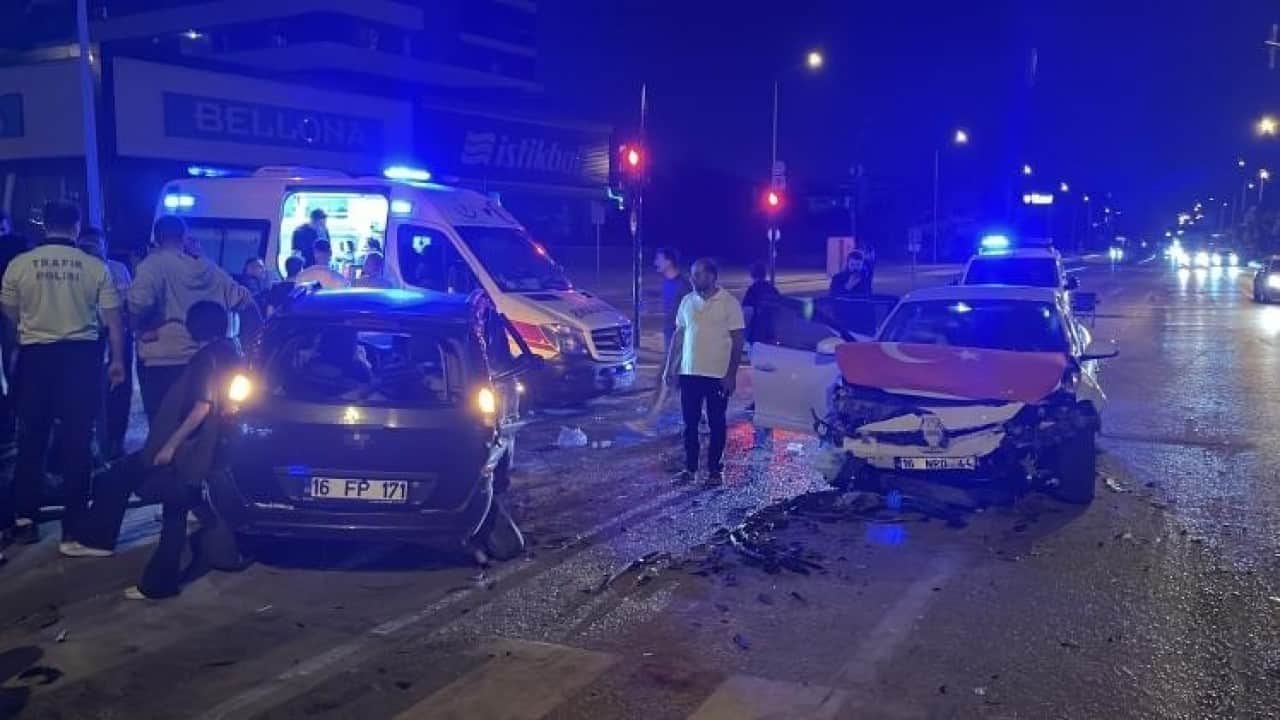 Foto - Ters yöne girdi, ortalık savaş alanına döndü! Anne kızını görünce bayıldı