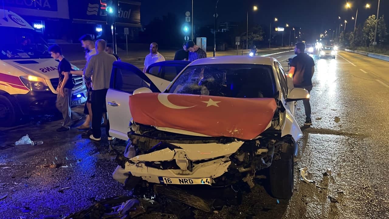 Foto - Ters yöne girdi, ortalık savaş alanına döndü! Anne kızını görünce bayıldı