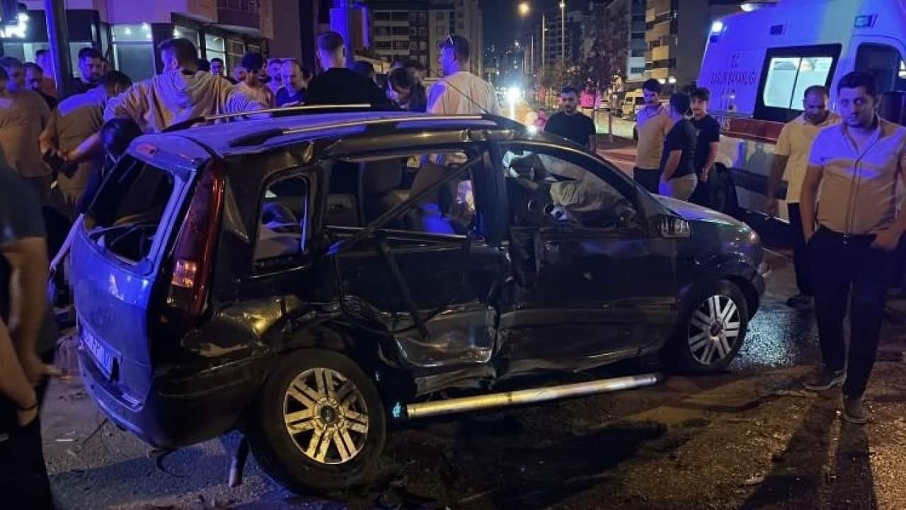 Foto - Ters yöne girdi, ortalık savaş alanına döndü! Anne kızını görünce bayıldı