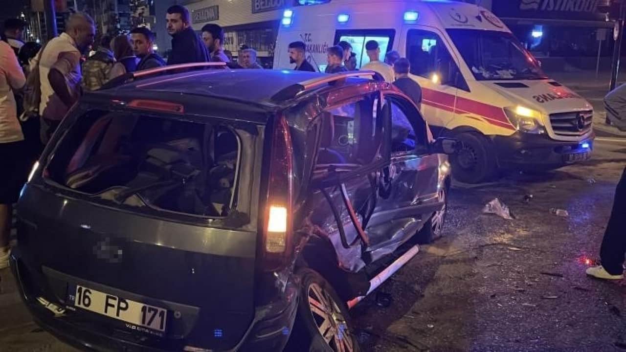 Foto - Ters yöne girdi, ortalık savaş alanına döndü! Anne kızını görünce bayıldı