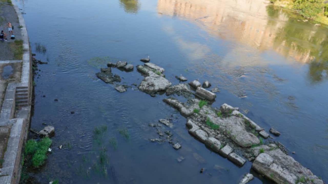 Foto - Tiber Nehri'nde sular çekildi: 2 bin yıllık tarih gün yüzüne çıktı! Neron Köprüsü’nün kalıntıları yeniden göründü