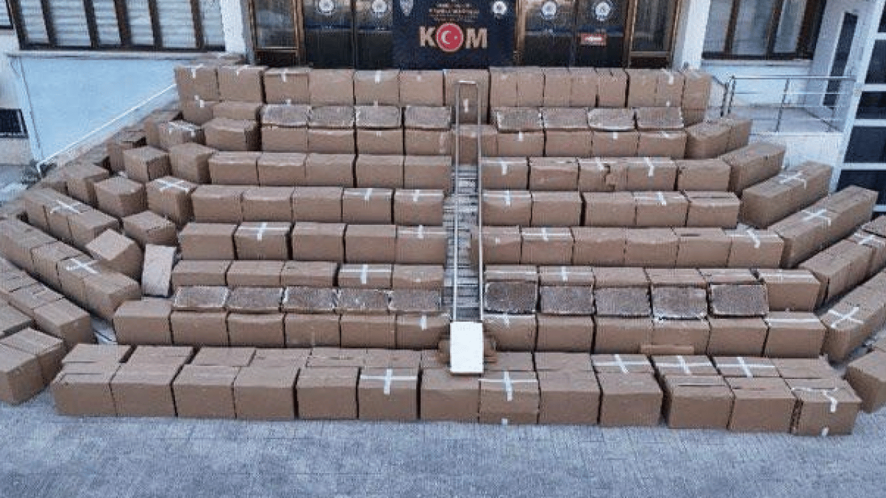 Foto - TIR dolusu makaronu bakın nereye gizlemişler! 5 milyon adet kaçak sigara yakalandı