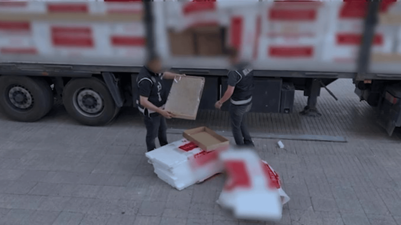 Foto - TIR dolusu makaronu bakın nereye gizlemişler! 5 milyon adet kaçak sigara yakalandı