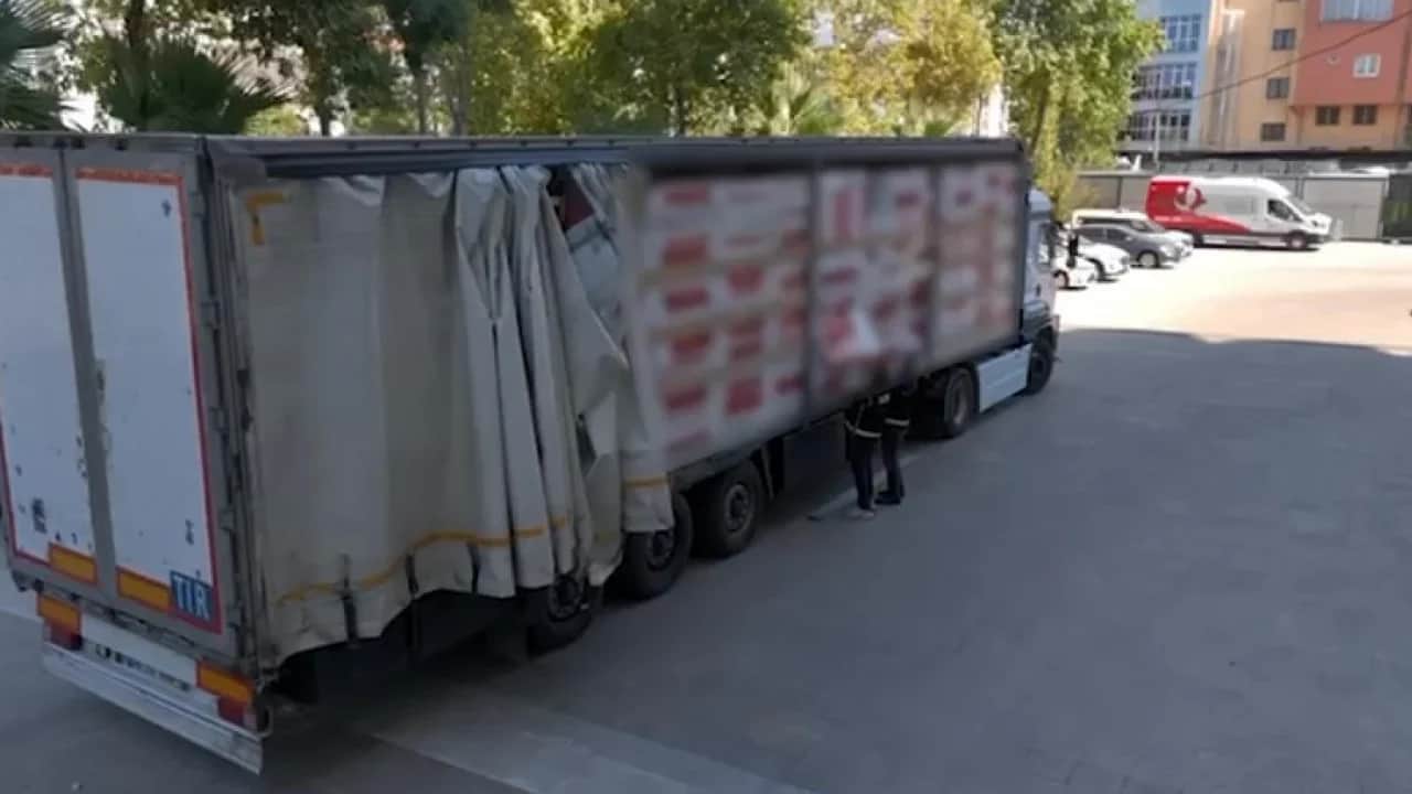 TIR dolusu makaronu bakın nereye gizlemişler! 5 milyon adet kaçak sigara yakalandı