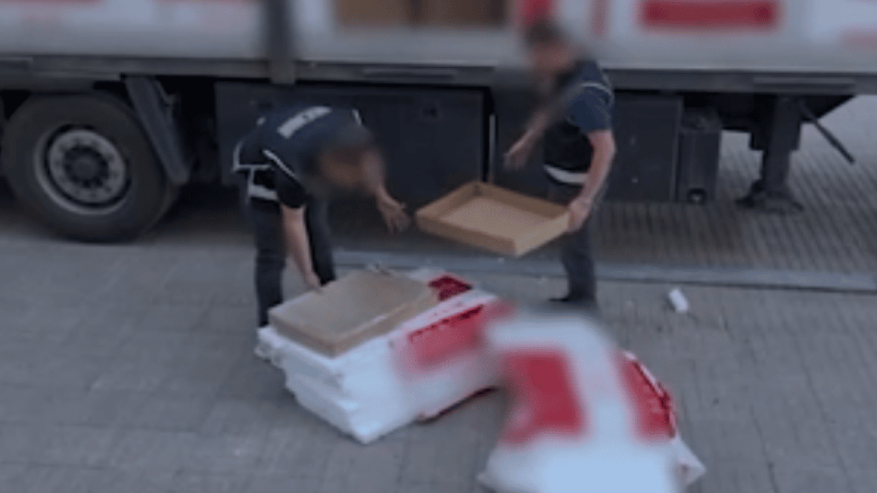 Foto - TIR dolusu makaronu bakın nereye gizlemişler! 5 milyon adet kaçak sigara yakalandı