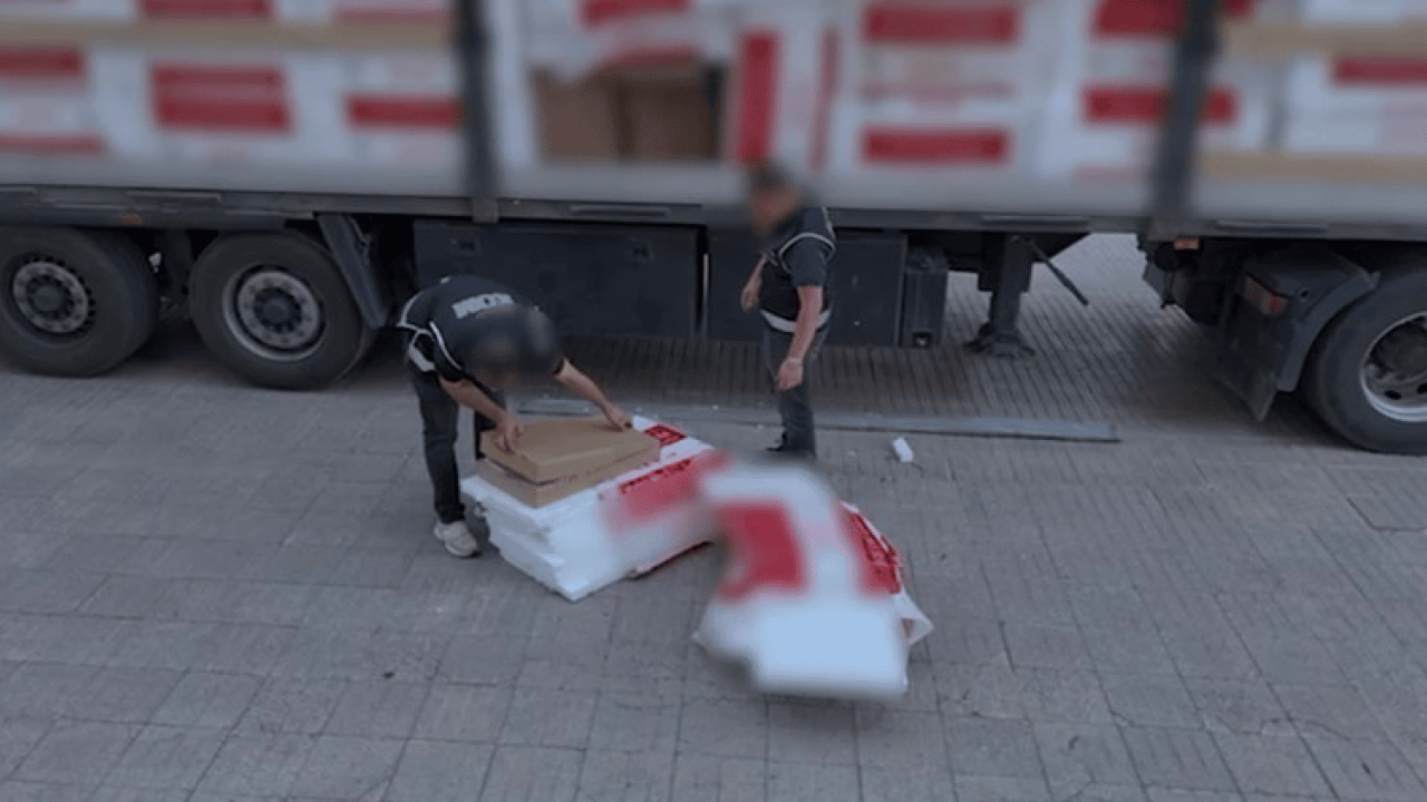 Foto - TIR dolusu makaronu bakın nereye gizlemişler! 5 milyon adet kaçak sigara yakalandı