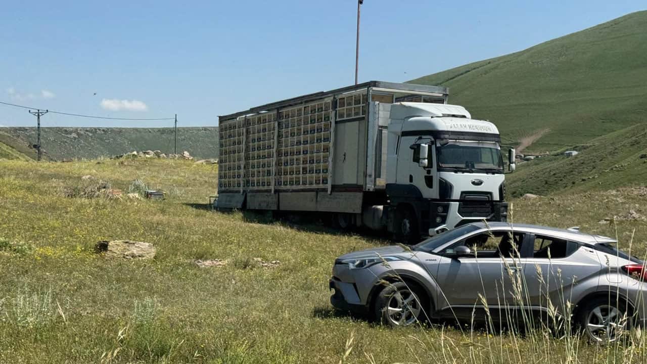 Foto - TIR dorsesini 8 katlı bal tesisine çevirdi! 340 kovandan 7 ton bal üretecek