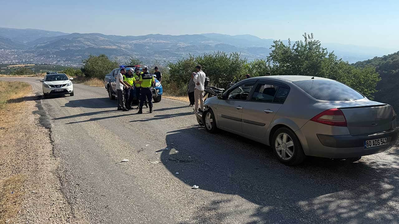 Foto - Tokat'ta akılalmaz kaza! Kolu alçılı halde motosiklet kullanan sürücü dehşet saçtı!