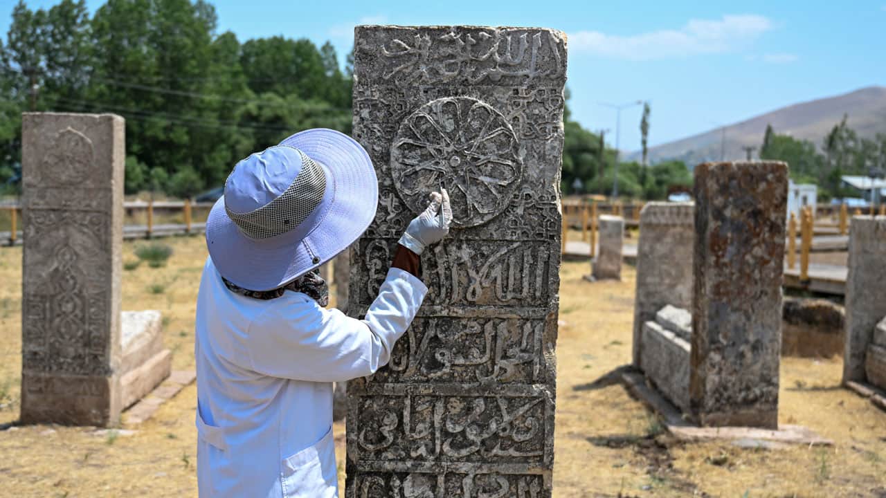 Foto - Toprağın kalbine neşter vuruyorlar! 1000’i aşkın Selçuklu mezar taşı gün yüzüne çıkıyor
