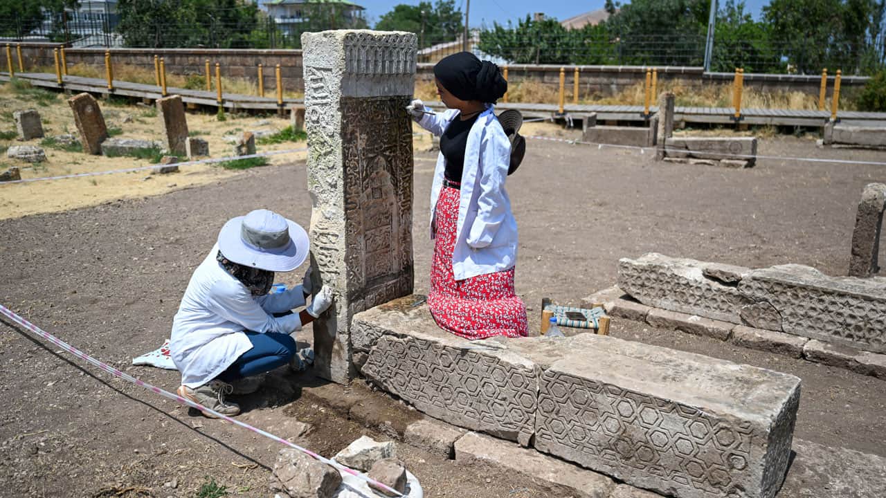 Foto - Toprağın kalbine neşter vuruyorlar! 1000’i aşkın Selçuklu mezar taşı gün yüzüne çıkıyor