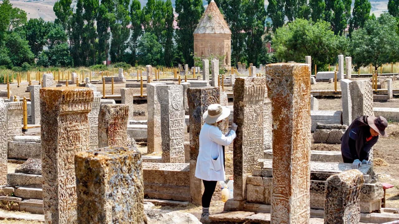 Toprağın kalbine neşter vuruyorlar! 1000’i aşkın Selçuklu mezar taşı gün yüzüne çıkıyor